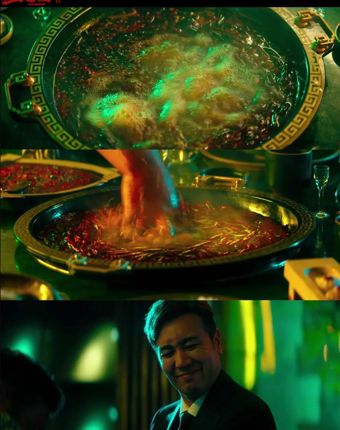 《坚如磐石》：权欲与人性的最终清算。

故事从一个雨夜开始，一辆公交车在霓虹闪烁