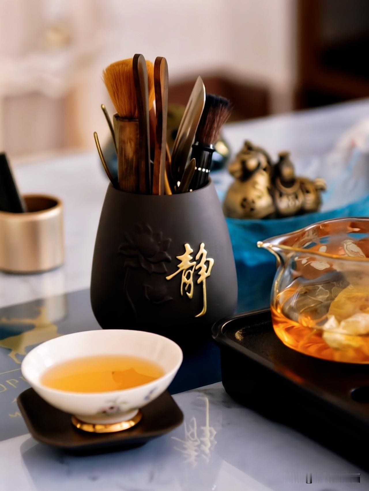 茶香四溢，静享美好时光。
   静心茶文化 闲暇的午后，寻一方小案，煮一壶清茶。