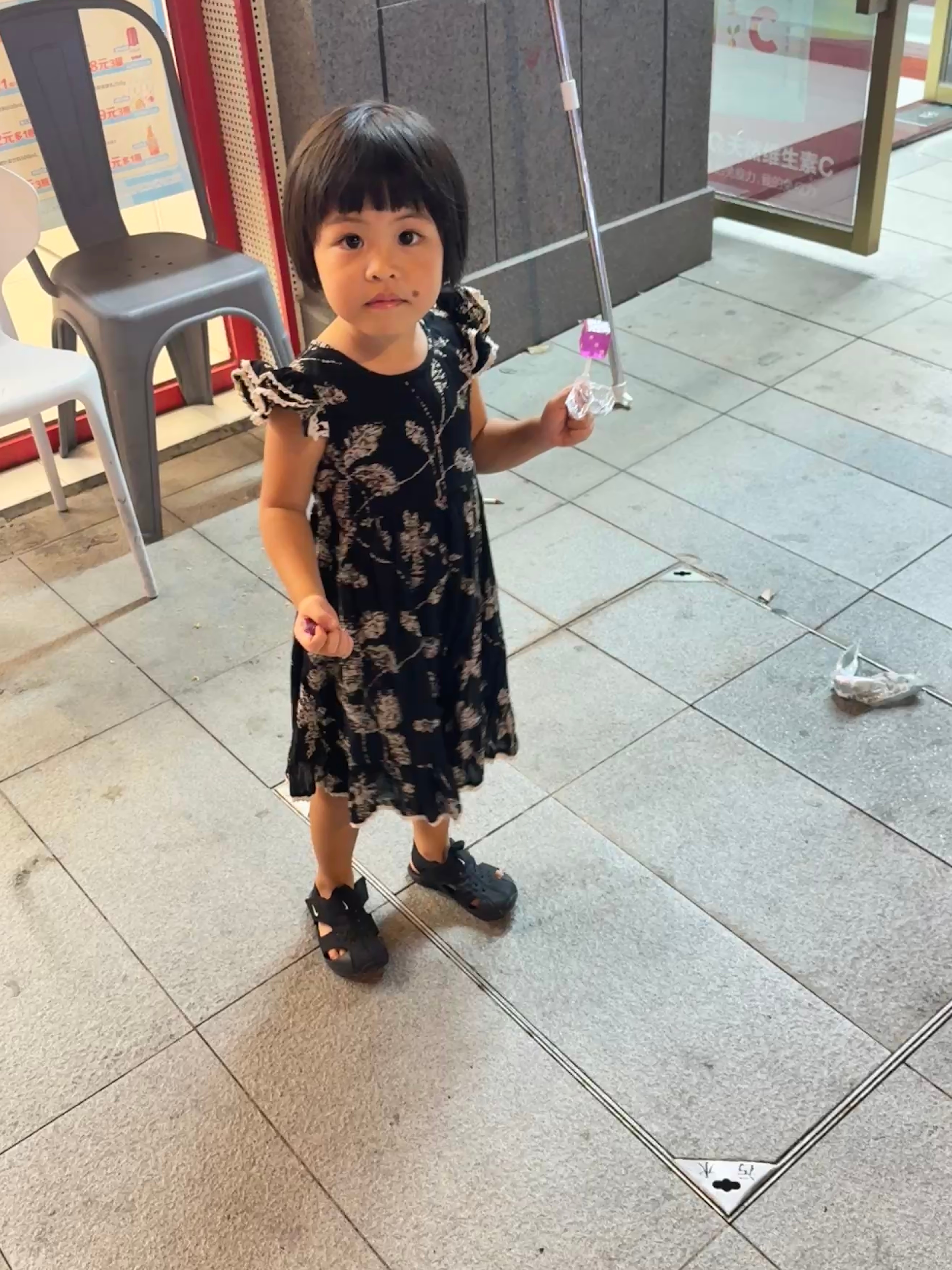 一个非常有契约精神的家庭球宝遵守了昨天在视频里承诺，旅蛙也惦记着给她买这颗棒棒糖