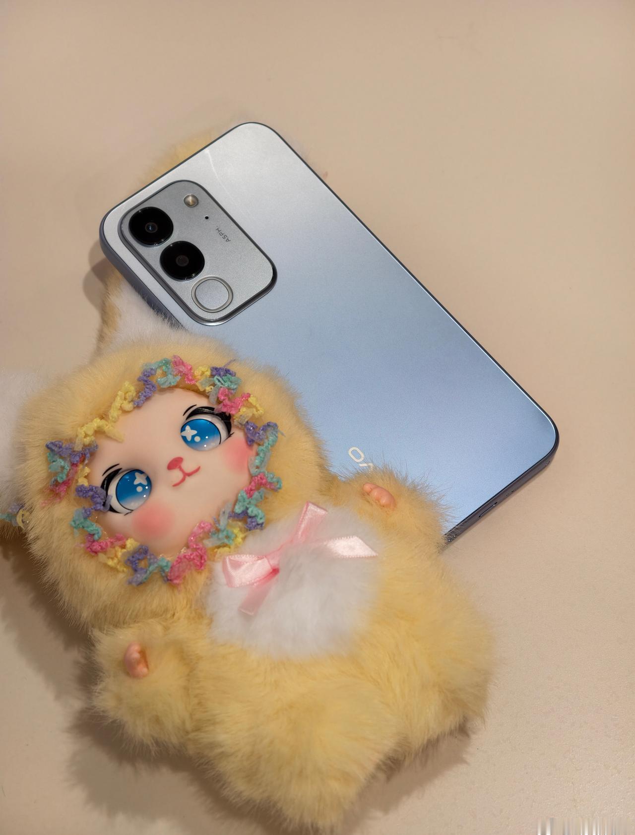 实拍vivo Y600i「晴空蓝」。
 
这个配色属于越看越耐看的类型，浅蓝基底