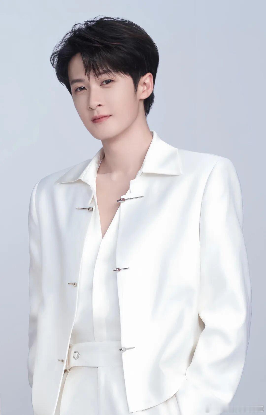 檀健次现在的商务真的很顶，后面还会有国民品牌要合作，而且高奢商务也在同龄小生中算