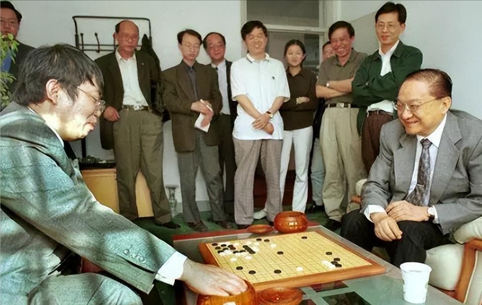 1983年，金庸设家宴款待聂卫平。保姆上了15只大闸蟹，聂卫平狼吞虎咽吃了13只