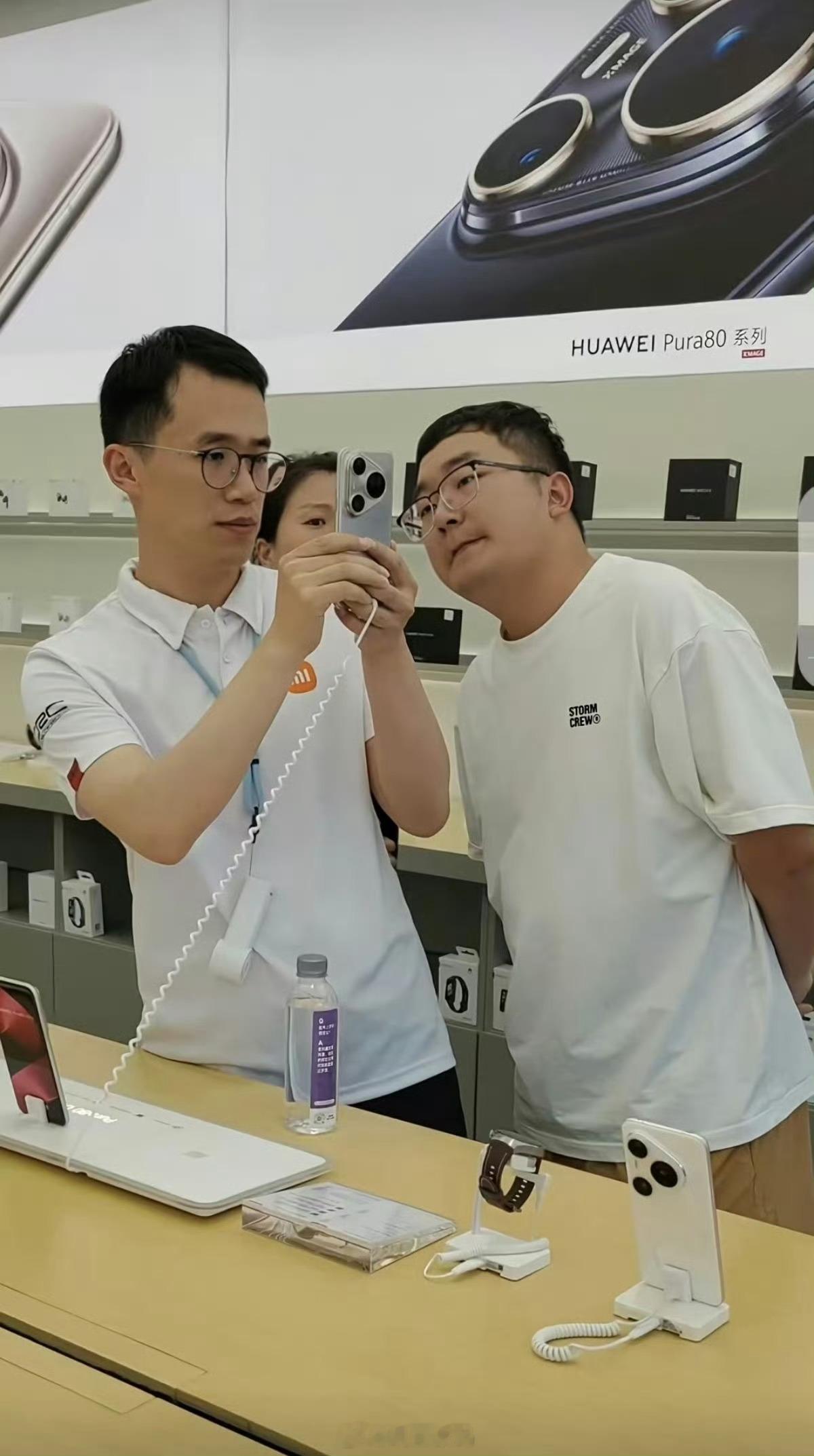 王腾穿着小米工服去体验华为Pura80 Ultra，买了吗？[doge] ​​​