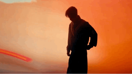 肖战复古运动造型肖战李宁新春大片来了，今年居然在米兰还有秀场，代言人先上身loo