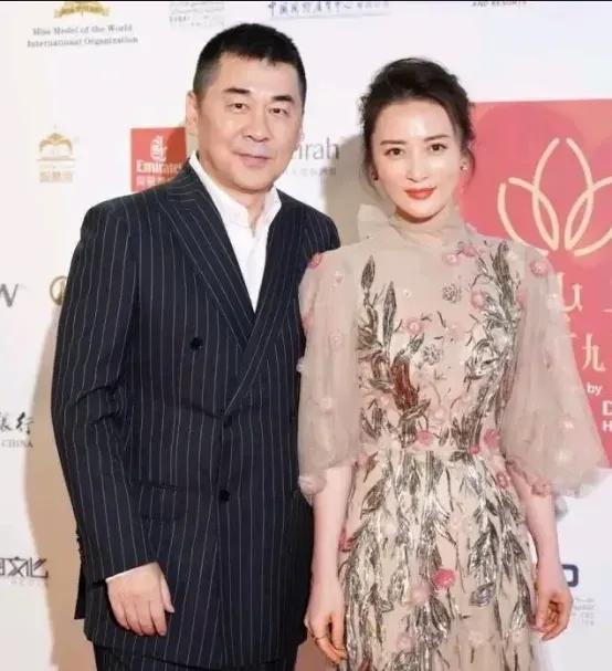 发现没？
陈建斌有一个毛病
可能永远也改不掉，那就是见前任吴越当是一个没事人一样