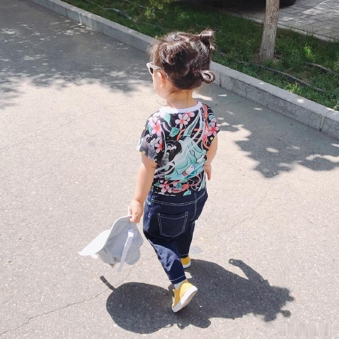 楼下一个小孩在喊“我不知道您是怎么了？这样的天气就不能让我开着空调玩手机吗？咱这