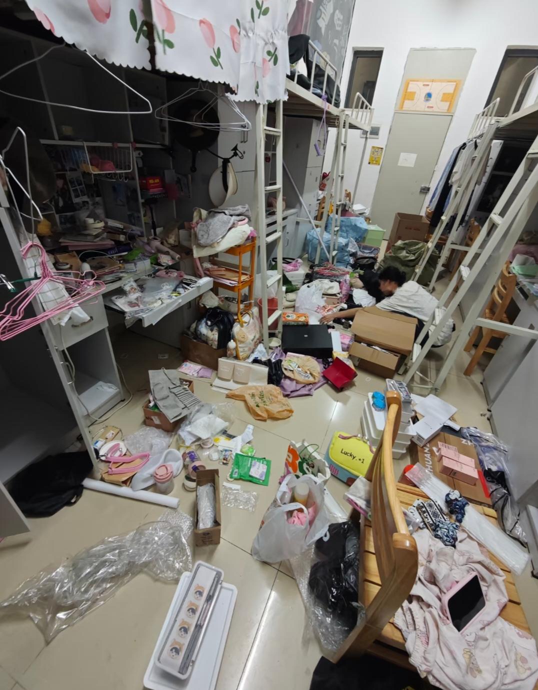 “真快要崩溃了！”一位妈妈发文求助：

女儿大学宿舍六个人，从开学到现在，几乎所