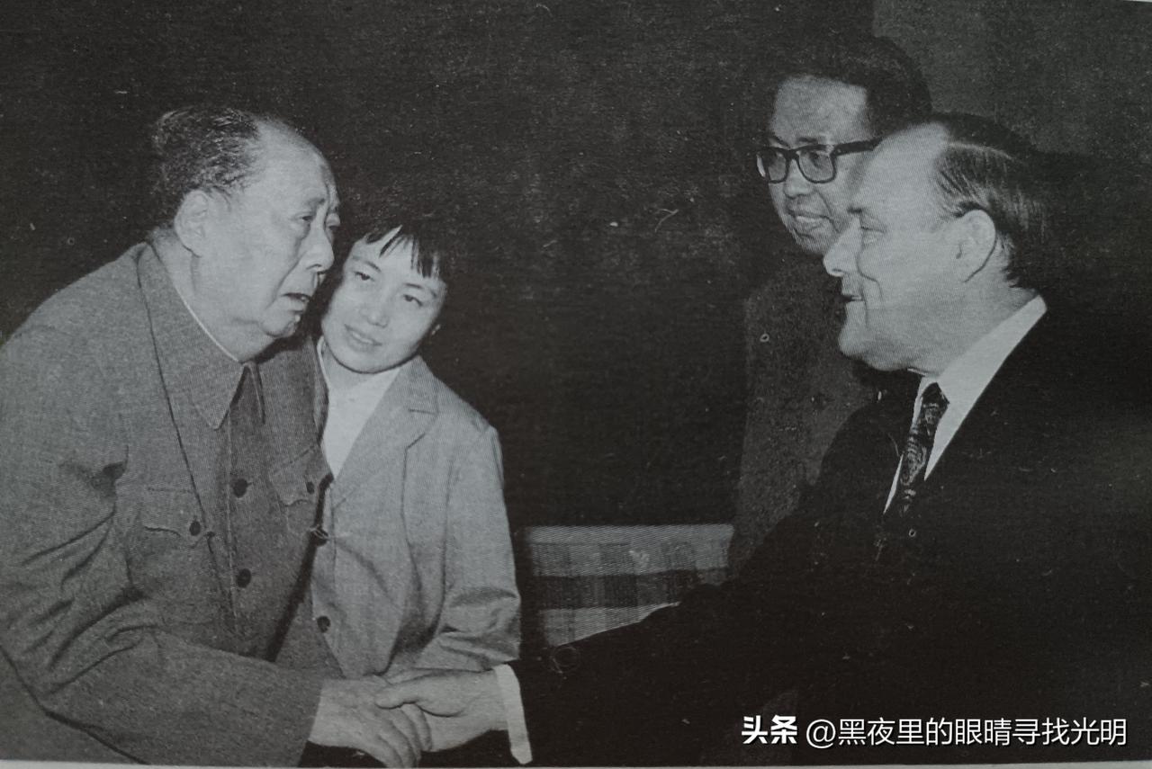 伟人暮年：毛主席颤颤巍巍站立着会见外宾

【纪念毛主席逝世50周年专题图文（2）
