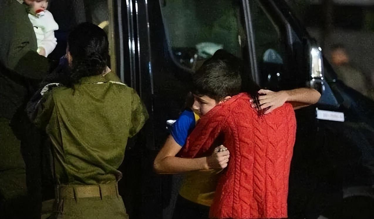 12岁人质被迫看屠杀视频，遭加沙人殴打，哈马斯“善良”被撕开
一名加沙人质的姨妈