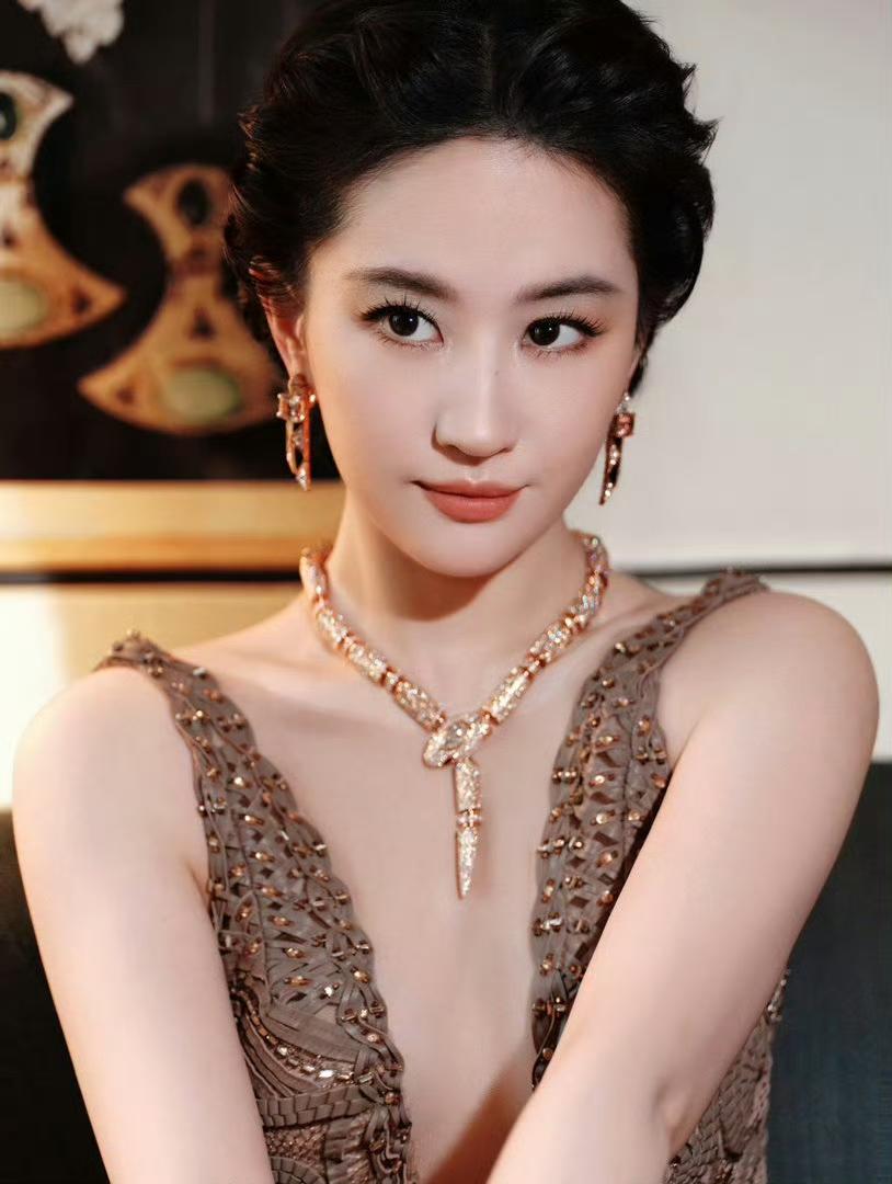 刘亦菲真的好喜欢国际菲这个人设吧。

这确实也是她与其他85🌸相比，最明显的独