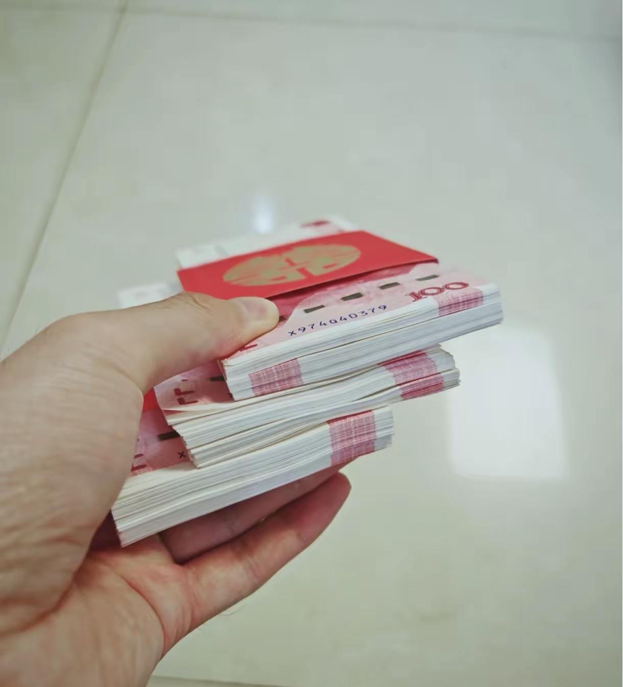 侄子结婚，嫂子来我家借钱，我问还差多少，嫂子说还差3万。我拿出手机准备转钱，嫂子