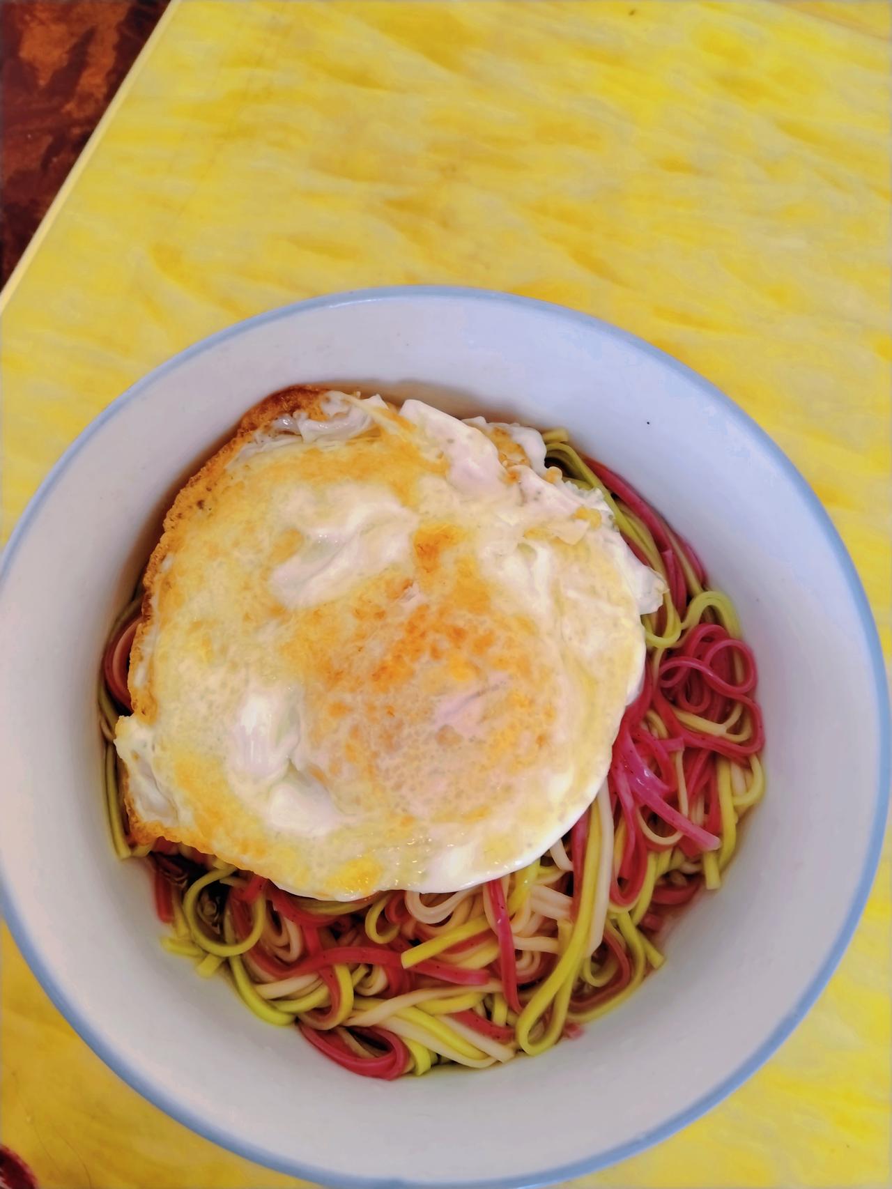 今天中午一人在家的午间时光，也能把平凡日子过出细碎的美好！中午赶时间，随手煮了碗