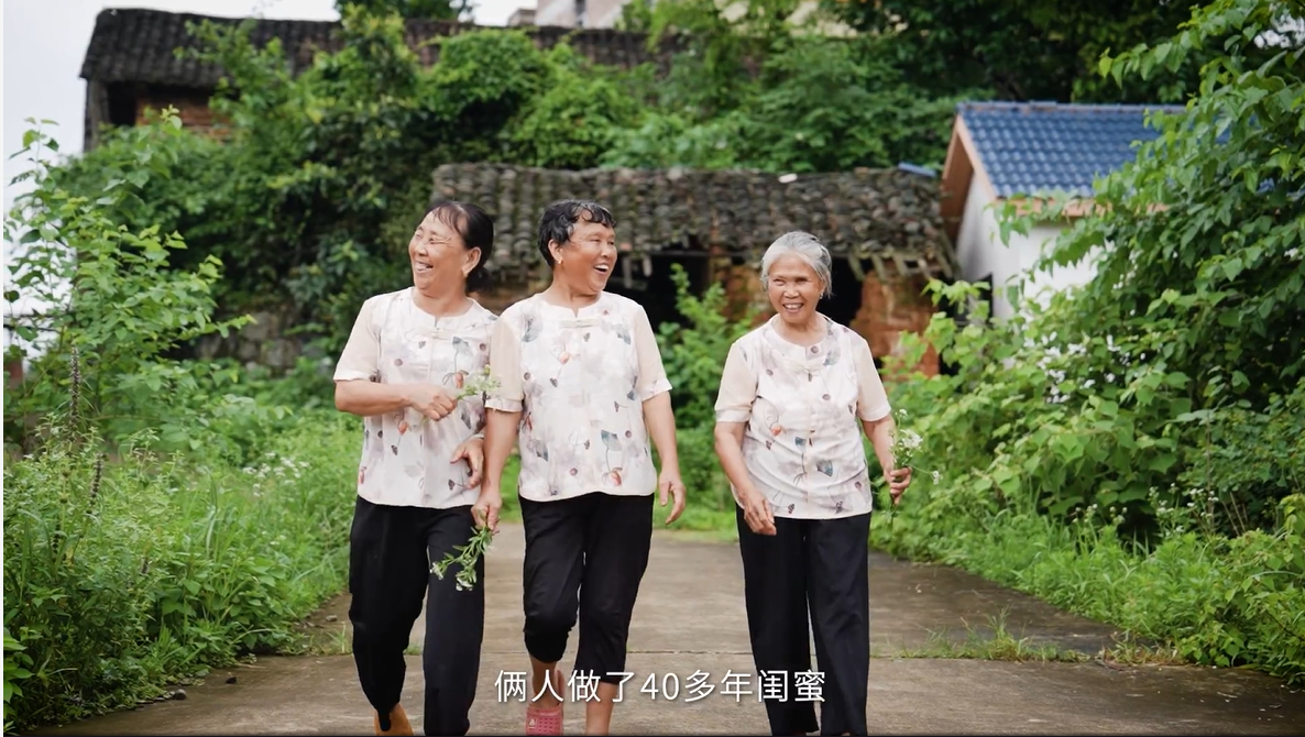 真的太爱看长辈们认真打扮的样子了，整个人都在发光。最近发现老家的嬢嬢们状态一个比