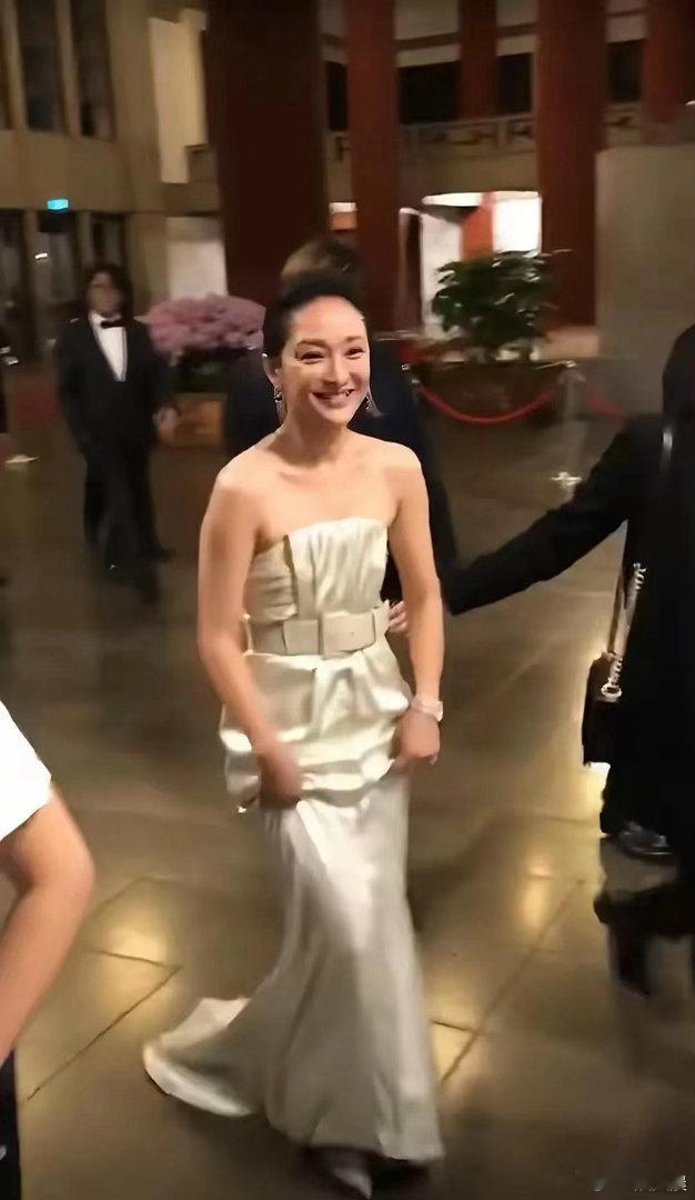 周迅生图也太能打了！51岁依旧灵气满满，俏皮灵动不减当年，状态好到让人惊叹！ 