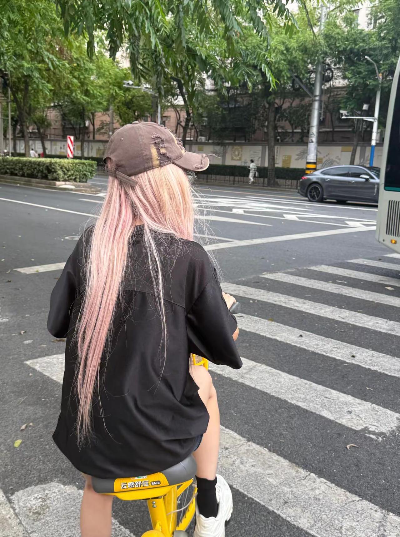 CKG48谭景文：哈哈哈哈，跟zwl骑车回来比她们大巴车都快😎
