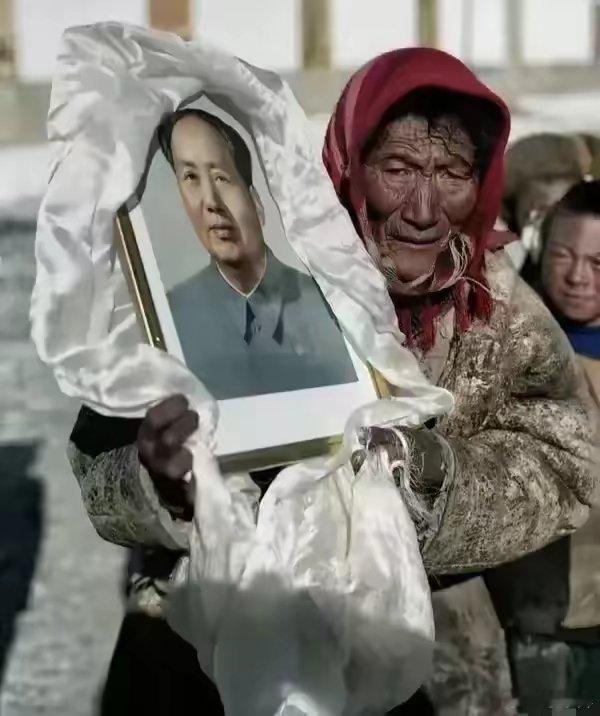 这一幕看哭了一位藏族阿妈身上落满了污渍，她因为怕手上的污渍，弄脏了伟人的画像。就