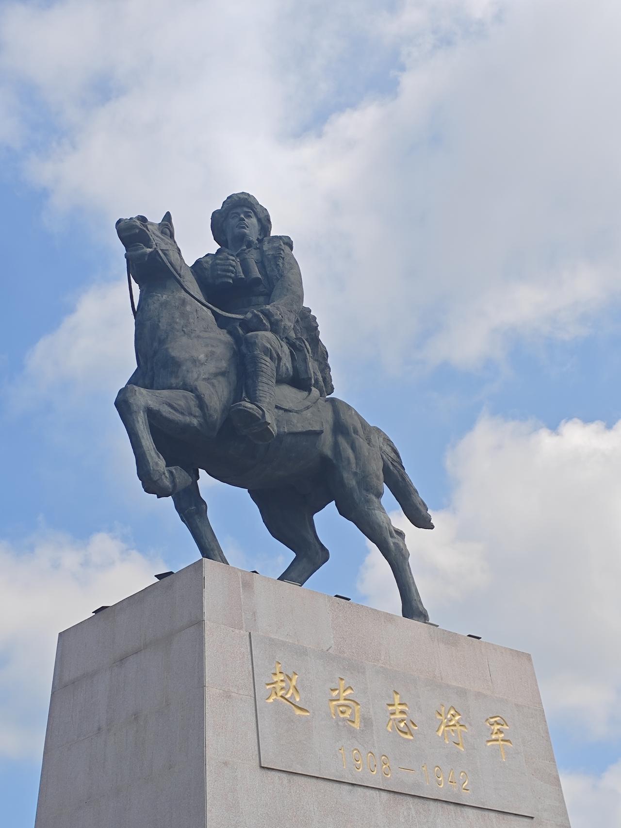 尚志之印象

离开横道河子，沿着绥满高速向哈尔方向滨行进，路过尚志，下了高速，我