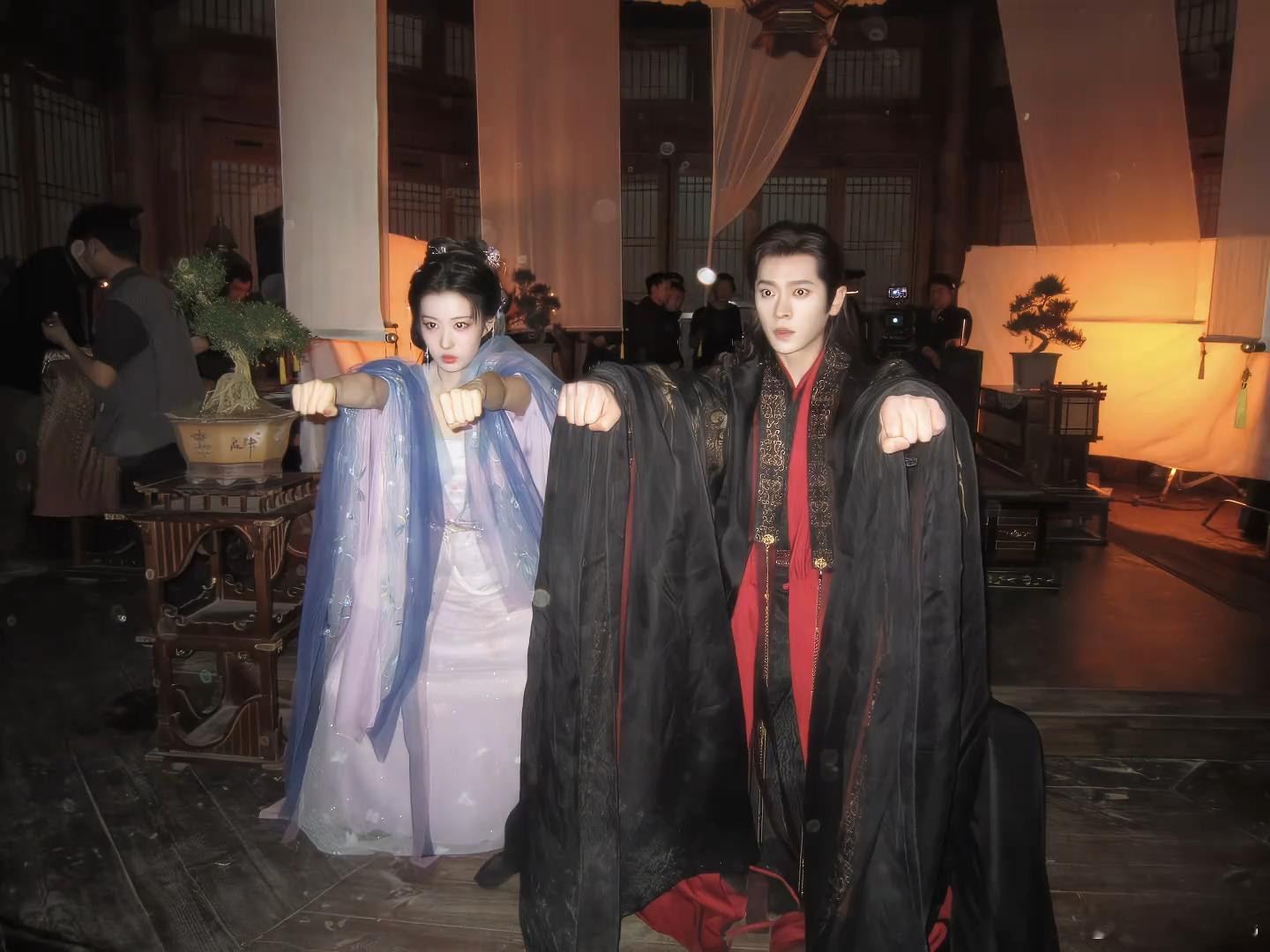 王楚然丞磊伟大的杀青梗 😌看着他俩从陌生到同频，真的很感动。王楚然和丞磊不仅演