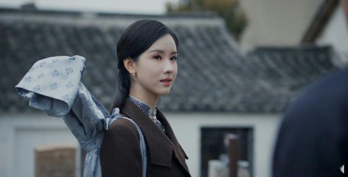 陈都灵和曾舜晞这一幕真的是难评啊[开摆][开摆][开摆]一个表情管理失控，一个驼