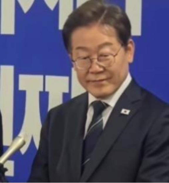 外媒曾问韩国总统李在明：若中国武统台湾，你会不会出手？李在明笑着回答：那是人家的