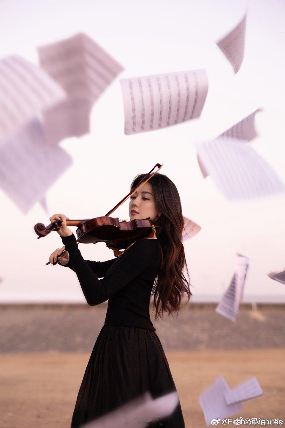 镜头一开梁洁BE本子开拍 ，梁洁这BE氛围感绝了，镜头前的她就像从小说里走出来的