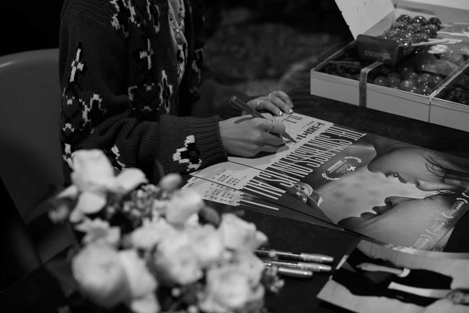 《日掛中天》鹤岗路演，辛芷蕾穿上红毛衣，这回是真衣锦还乡了哈哈哈