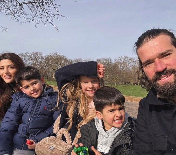 阿利松本周早些时候与家人在伦敦海德公园游玩后，已回到利物浦进行恢复训练 