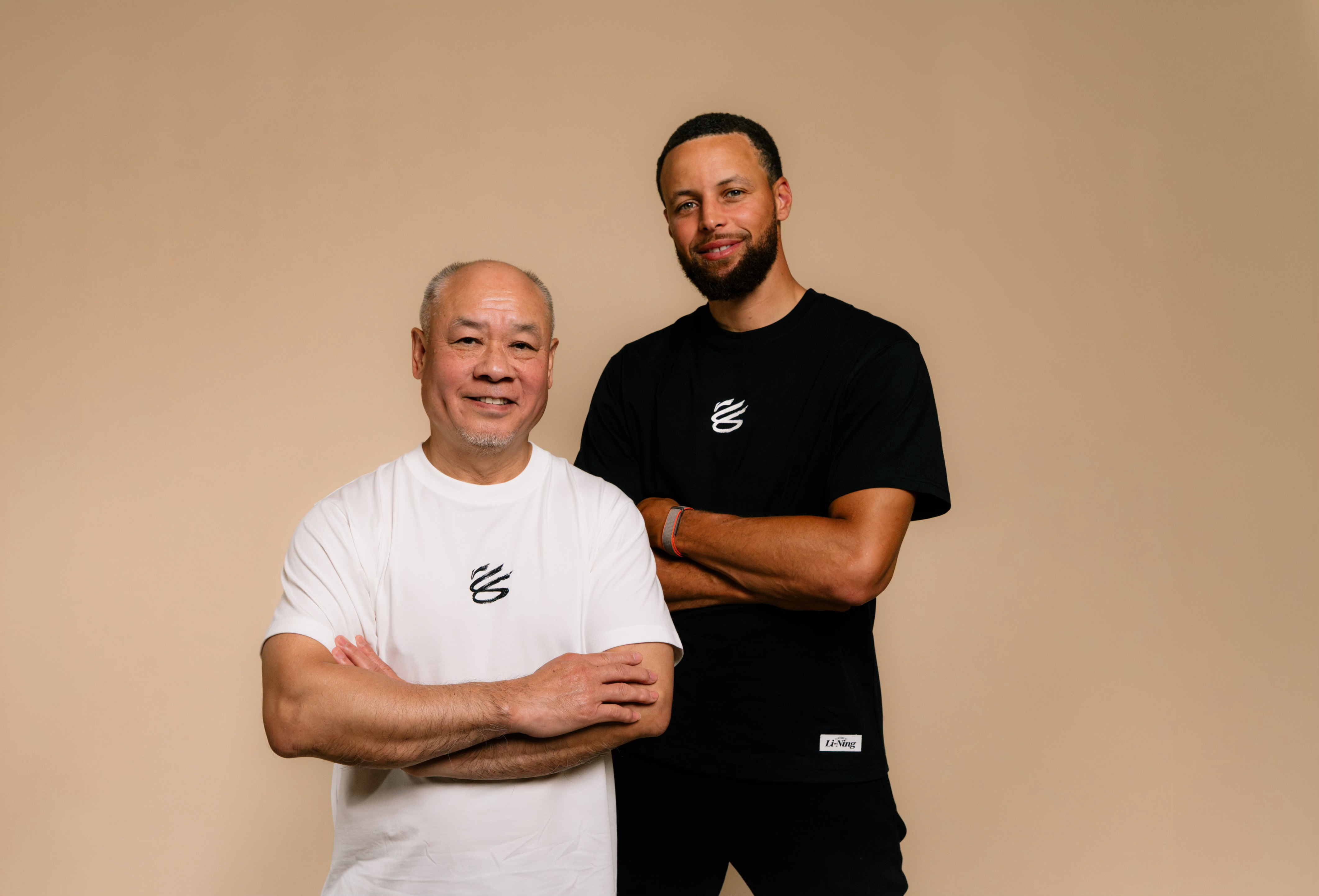 李宁库里传奇对谈历史性同框！一位中国体育丰碑，一位篮坛时代标杆，精神内核高度契合