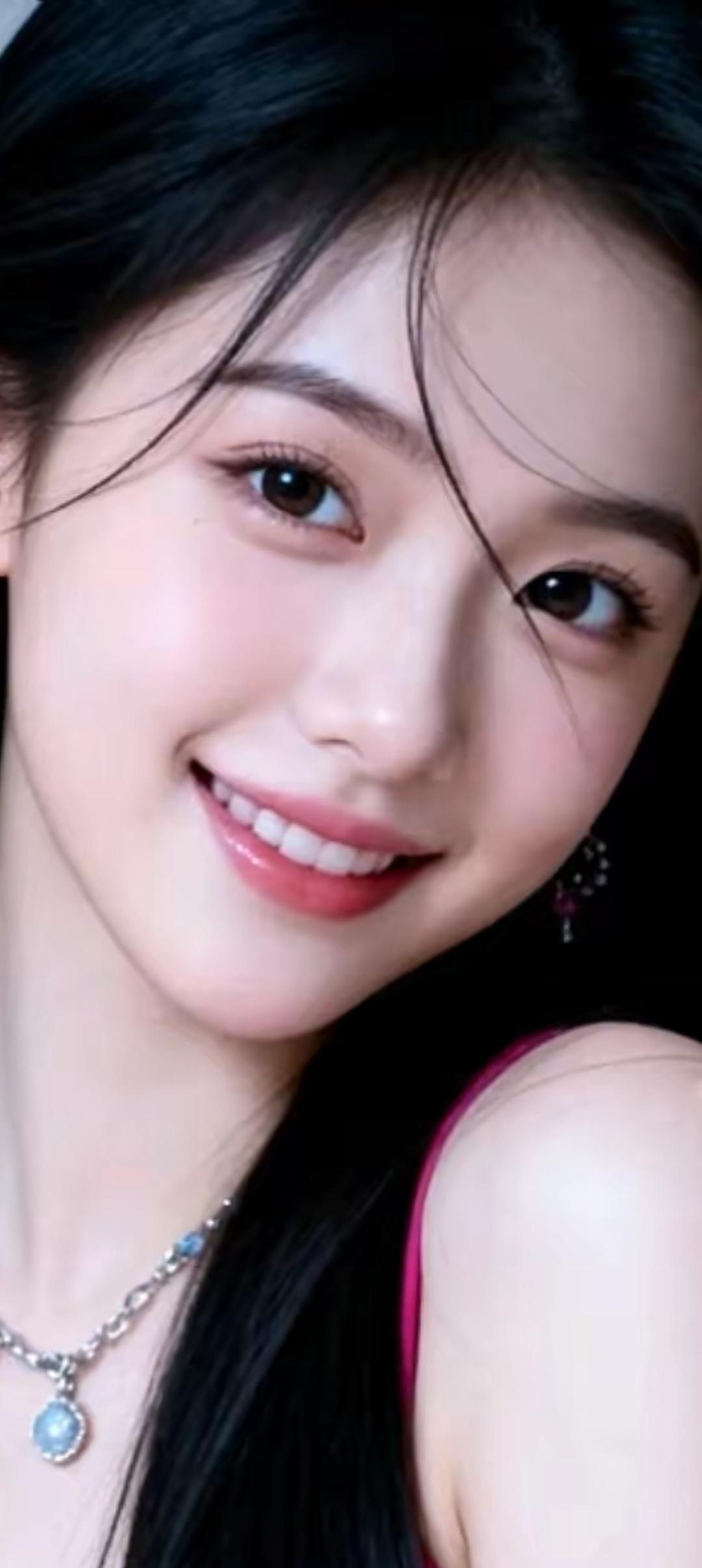 甜美笑容，黑发红唇，清新自然，少女心爆棚！😊✨