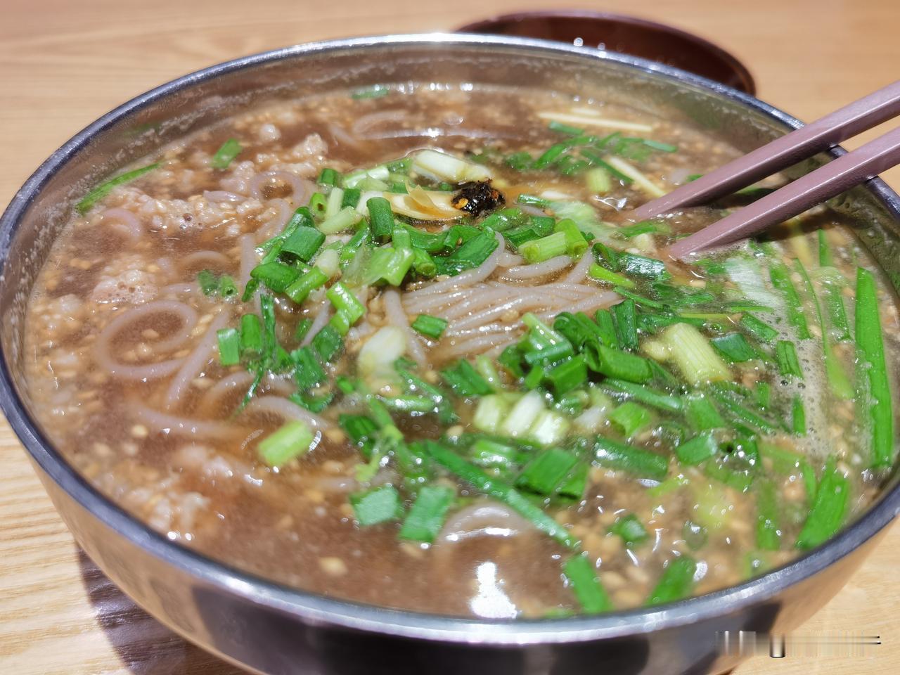 大理下关北市区，在万花春天小区下面的这家米线店，味道还不错，值得去品尝，而且还是