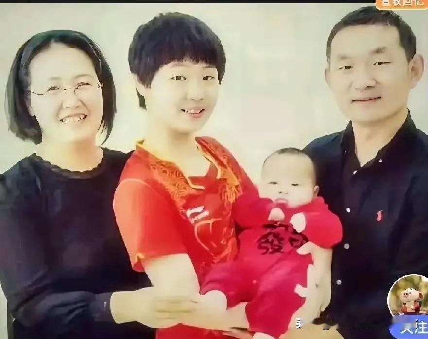 这张全家福里的蒯曼才13岁，个头就快追上爸爸了，少女的挺拔身姿里藏着日后乒乓赛场