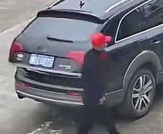 据光明网等媒体10月31日报道，10月30日18时许，四川成都发生一起男子开奥迪