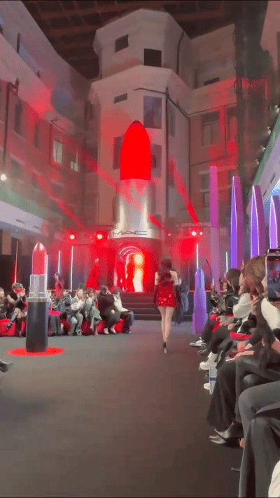 #张天爱走秀# 张天爱红色亮片露肩短裙为品牌走秀，冷脸好飒[憧憬] ​​​