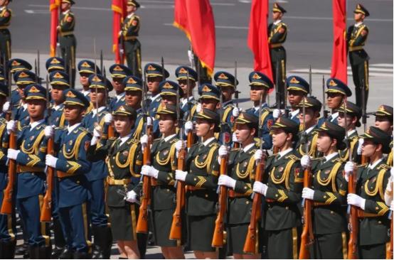 对于早已看惯了“横着是一条线、竖着是一条线、斜着还是一条线”的中国人民解放军仪仗