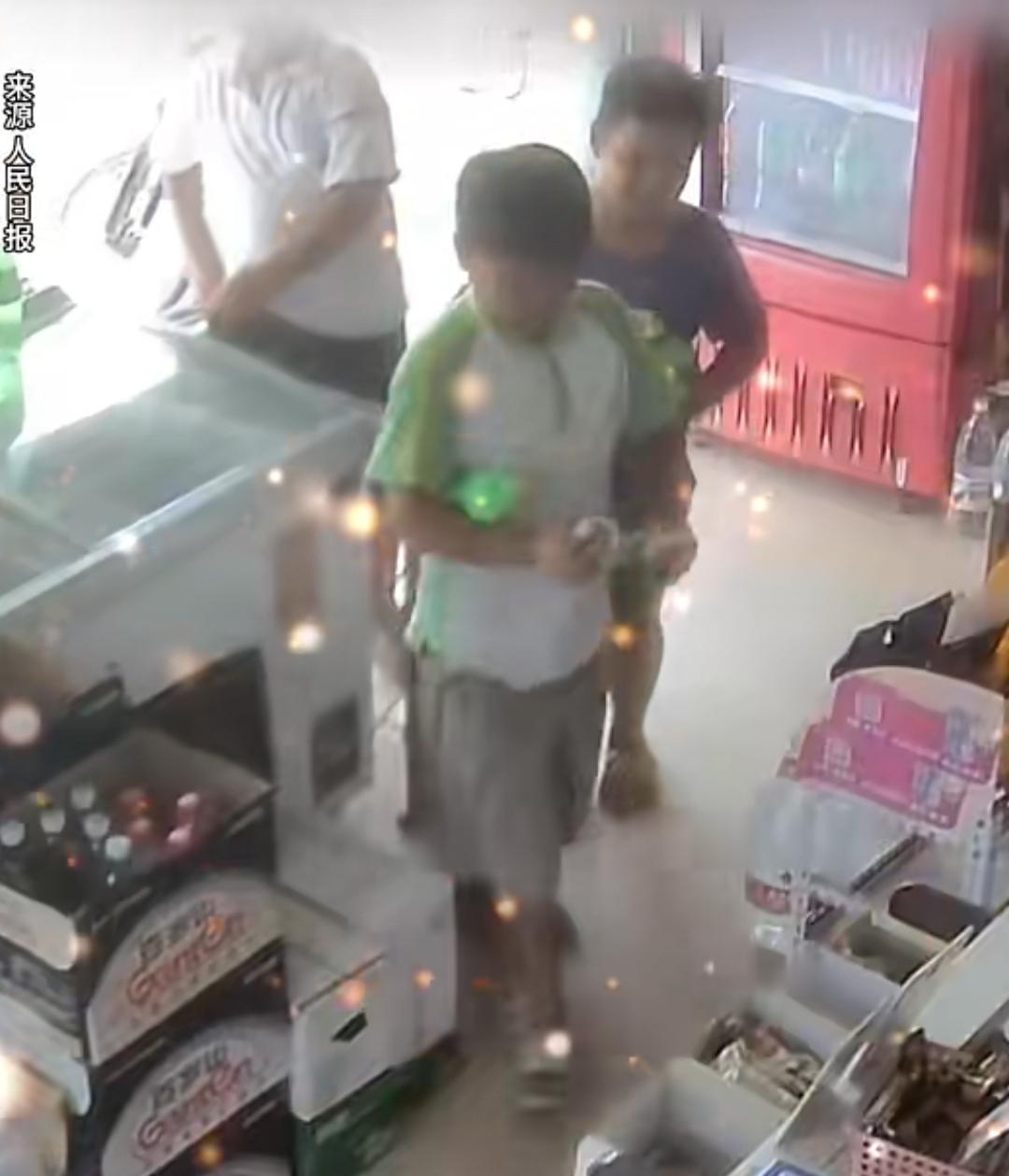十元零钱，藏着少年最纯粹的善意
 
一家经营五年的小店经营艰难，店主无奈打算下个