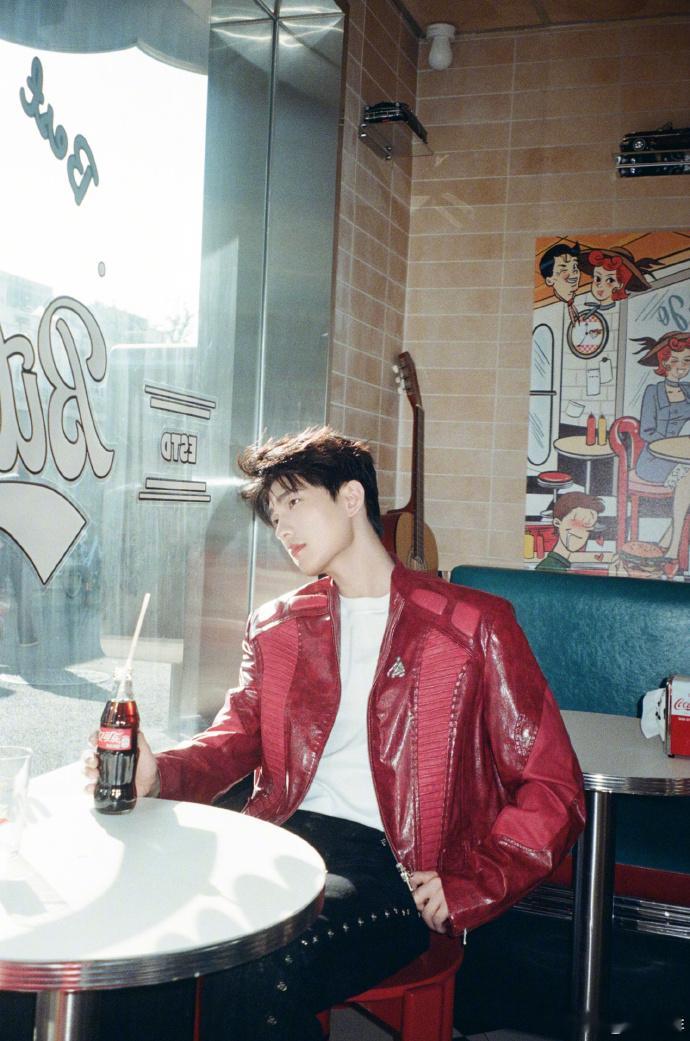 杨洋 不是报备是宝贝 杨洋年度混剪太会撩了！把每个月的帅瞬间串成星星，这哪是报备