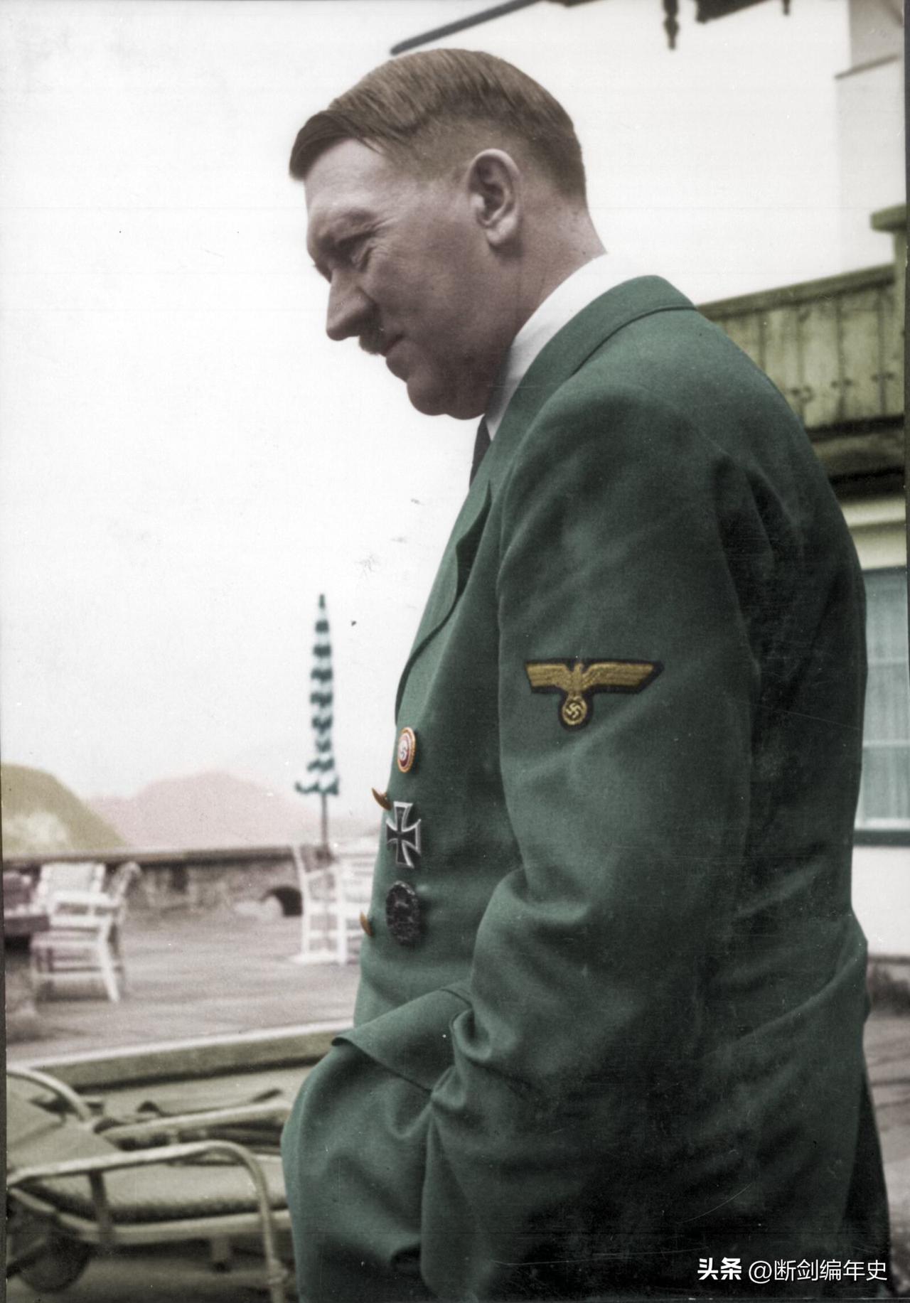 1940年7月，阿道夫·希特勒在贝格霍夫露台上，神情放松。此时第三帝国正如日中天