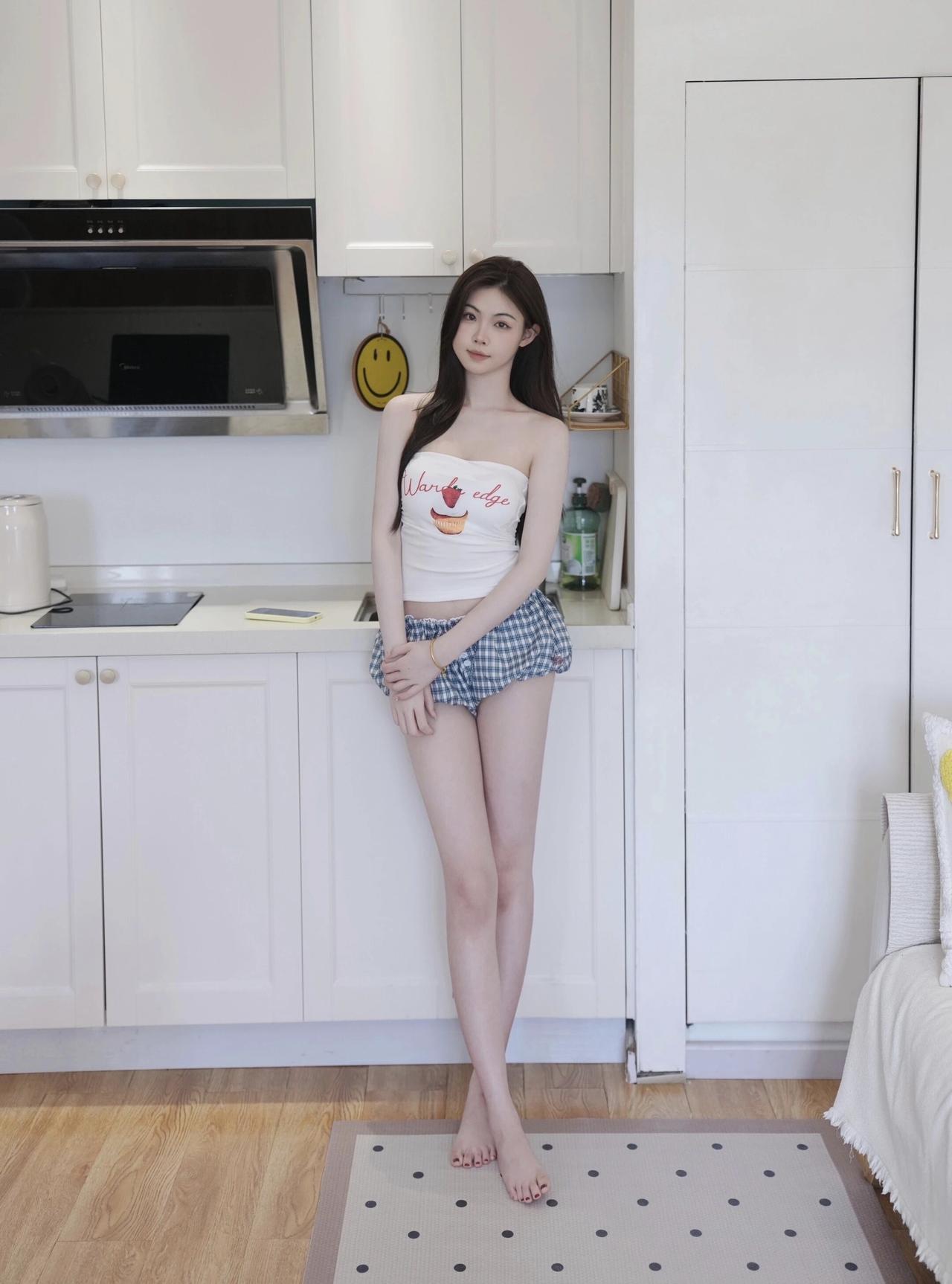 真正的美女和精致女人是内外兼修的。外表上，她们会用适合自己的化妆品和服装展现独特