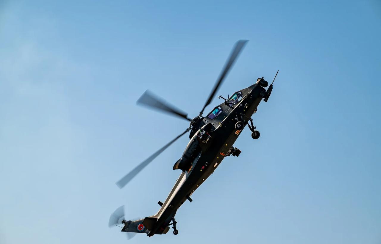 直10（改进型）
天津直博会风雷飞行表演队的直10，相对于珠海航展中的直10，外