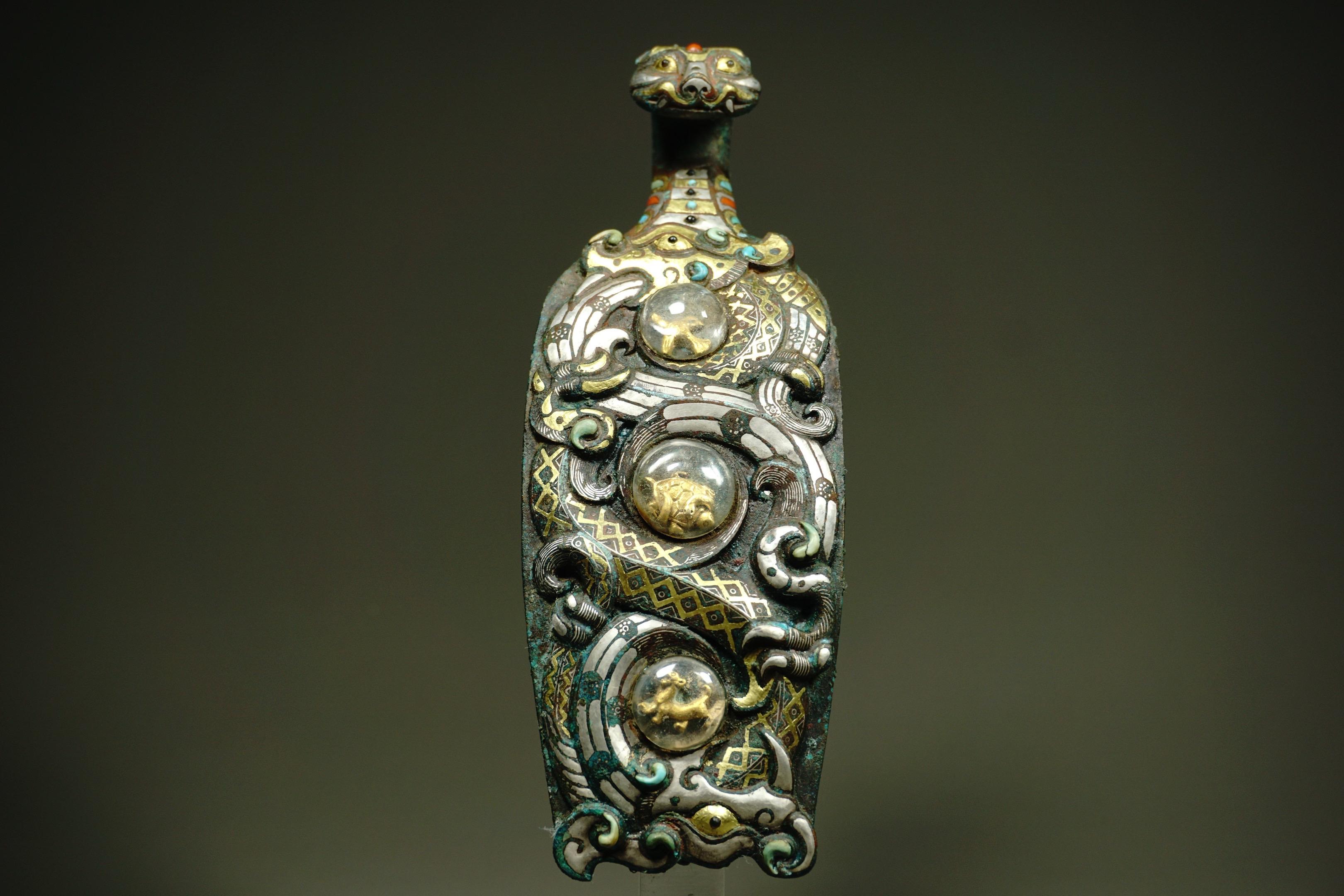 青铜错金银双龙带钩。错金银