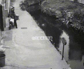 在扶电动车的时候，先给电门“踩个刹车”，把它关掉。不然说不定它会调皮捣蛋！