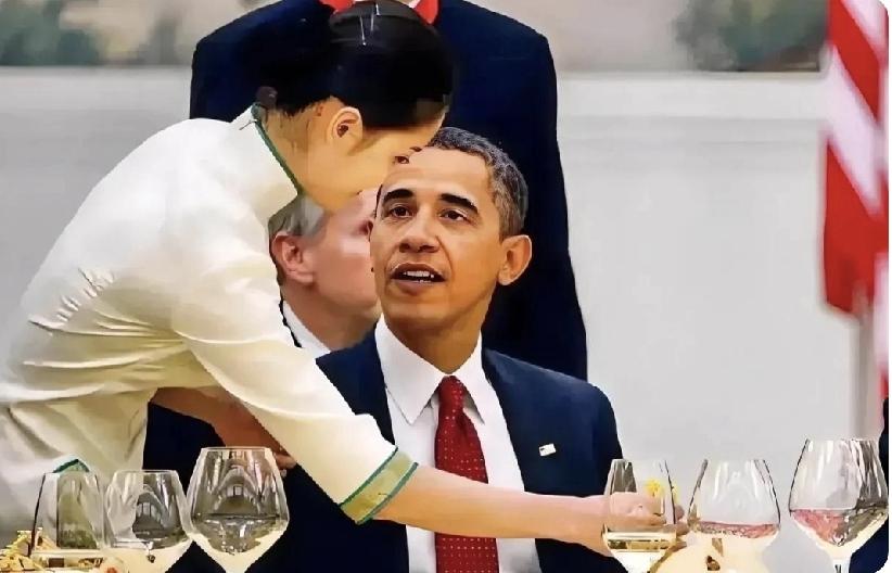 奥巴马的审美还是在线。
他看举止优雅的女性，就像在欣赏一幅画；
他看到不分场合、