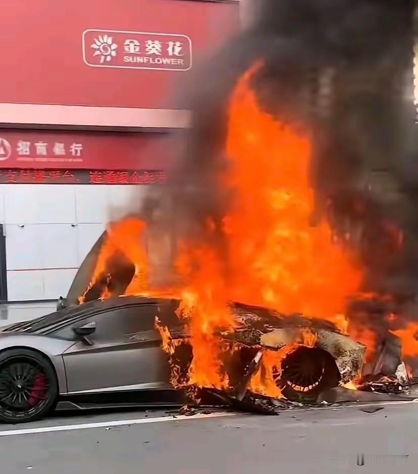 广州街头那声炸响后，近千万的兰博基尼成了一堆废铁，车主还得赔租车行钱？

都说“