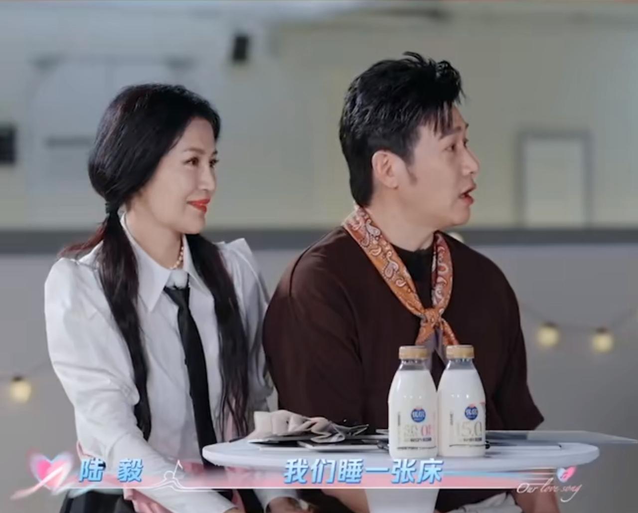 张彩玲不解陆毅与鲍蕾睡一张床！
在节目上，陆毅说他俩睡一张床，张彩玲吃惊地张开嘴