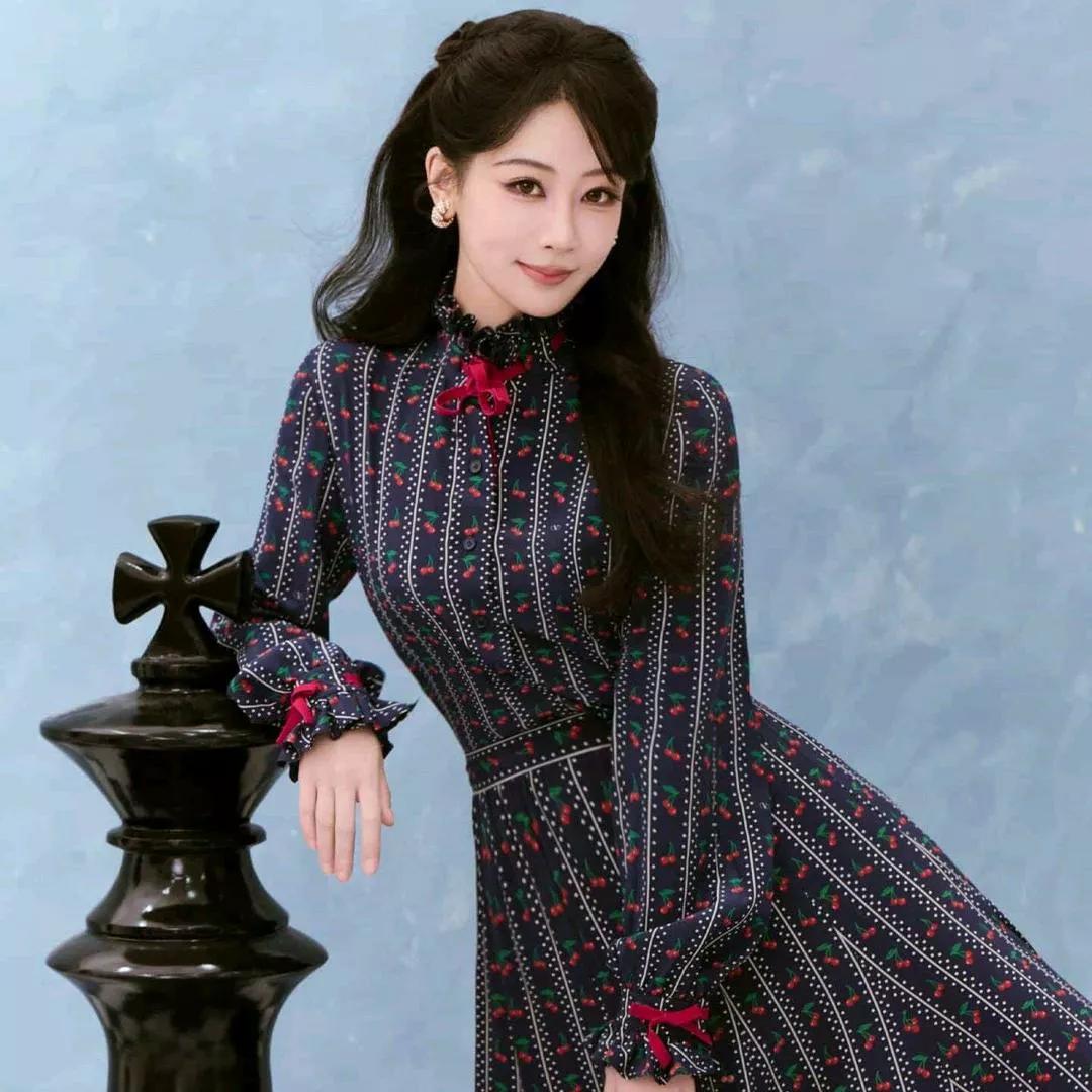 古典优雅，红袖添香，旗袍韵味。红袖红唇 红袖娇羞 红袖添余香 水墨红袖 玫瑰花旗