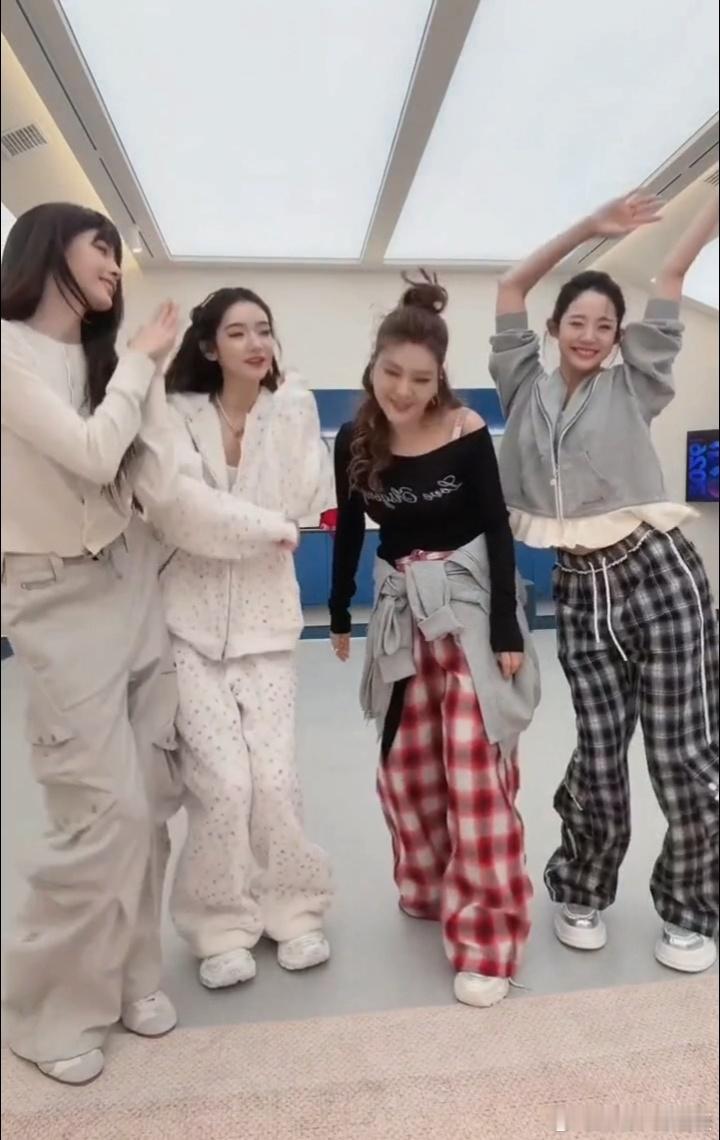 代斯解锁喜剧人身份！乘风舞台上爆改小品演员，新鲜感满分，表现力绝了。代斯在乘风爆