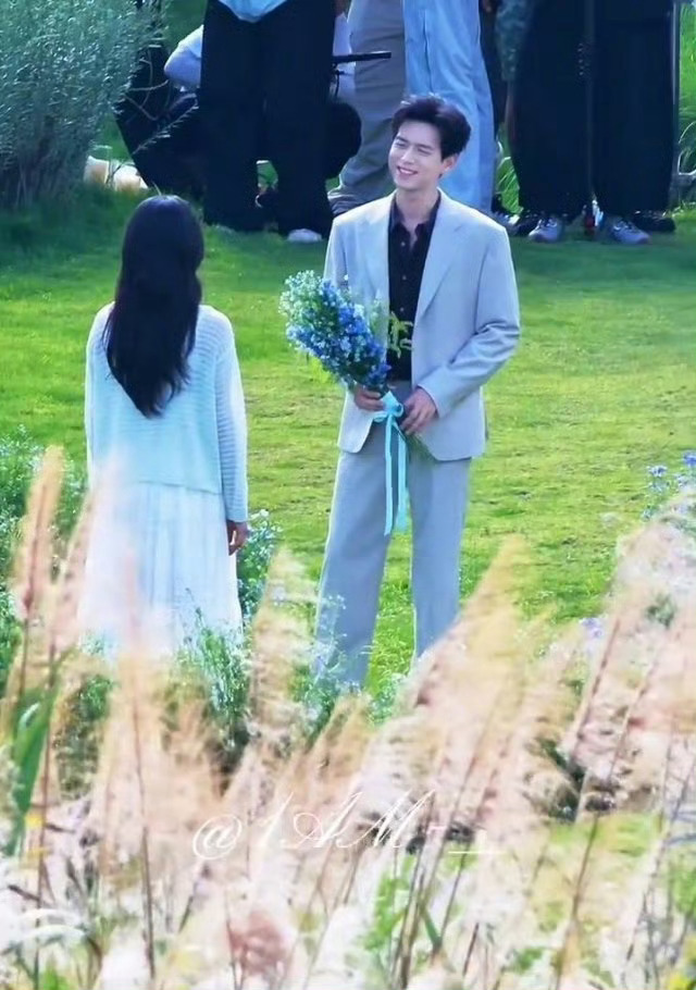 李现捧鲜花求婚张婧仪lx李现雾里青 雾里青这剧能不能明天就播啊期待值直接拉满了李