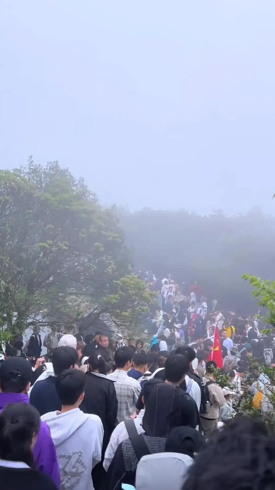 五一出去旅游的人们，咋样才能既观赏到外面的风景，又能为这趟旅途而省钱呢？
首先吃