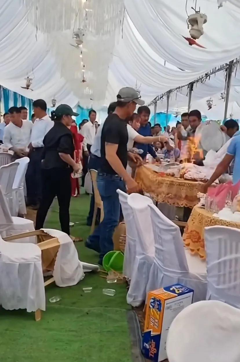 还好，火被扑灭了！
否则这场婚宴就不完美了。

不知道为什么，餐桌上会突然起火，