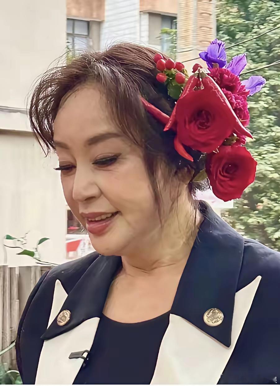 乍一看，还以为是老版的杨二车娜姆。感觉刘晓庆有些魔怔了，装扮愈发离谱，审美也愈发